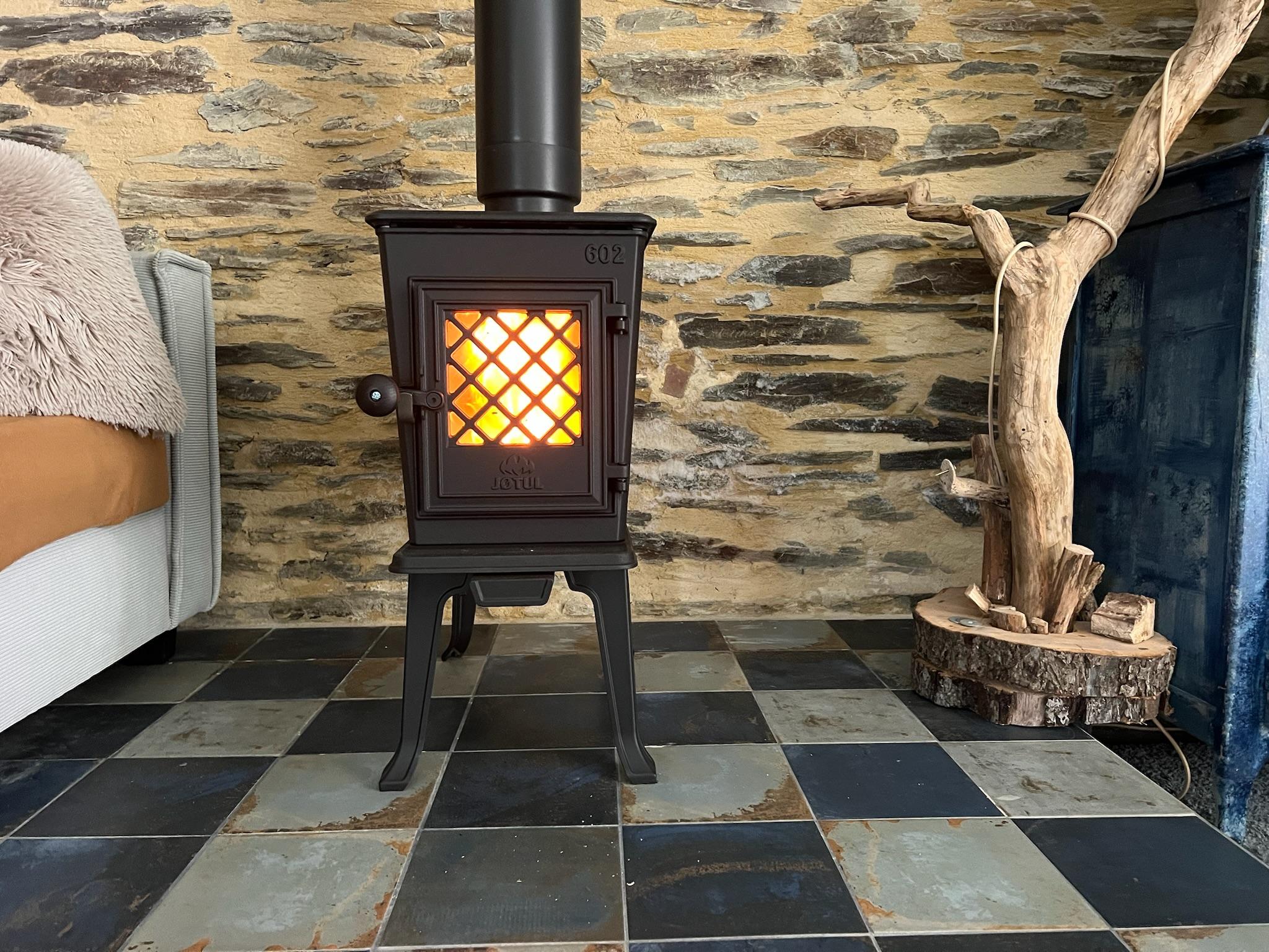 Installation d’un poêle à bois Jøtul F602 revisité à Castillon