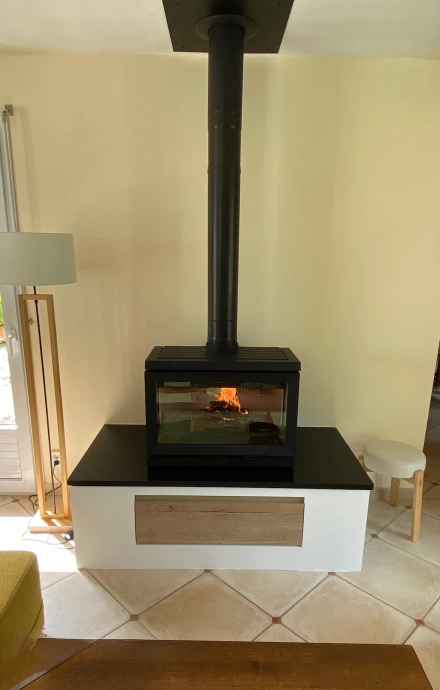 Poêle à bois Jotul F620 sur banquette en granit à Douvres-la-Délivrande