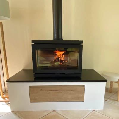 Poêle à bois Jotul F620 sur banquette en granit à Douvres-la-Délivrande