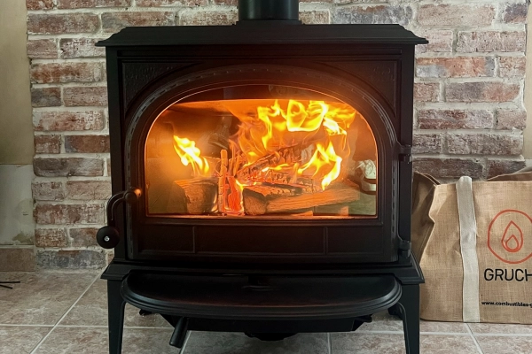 Poêle à bois Jotul F400 installé dans une maison à Mondeville