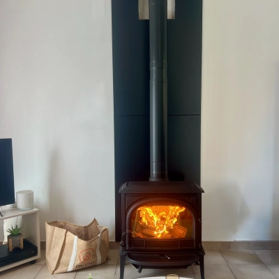 Installation d'un poêle Jotul F400 avec plaques murales en fonte à Mondeville