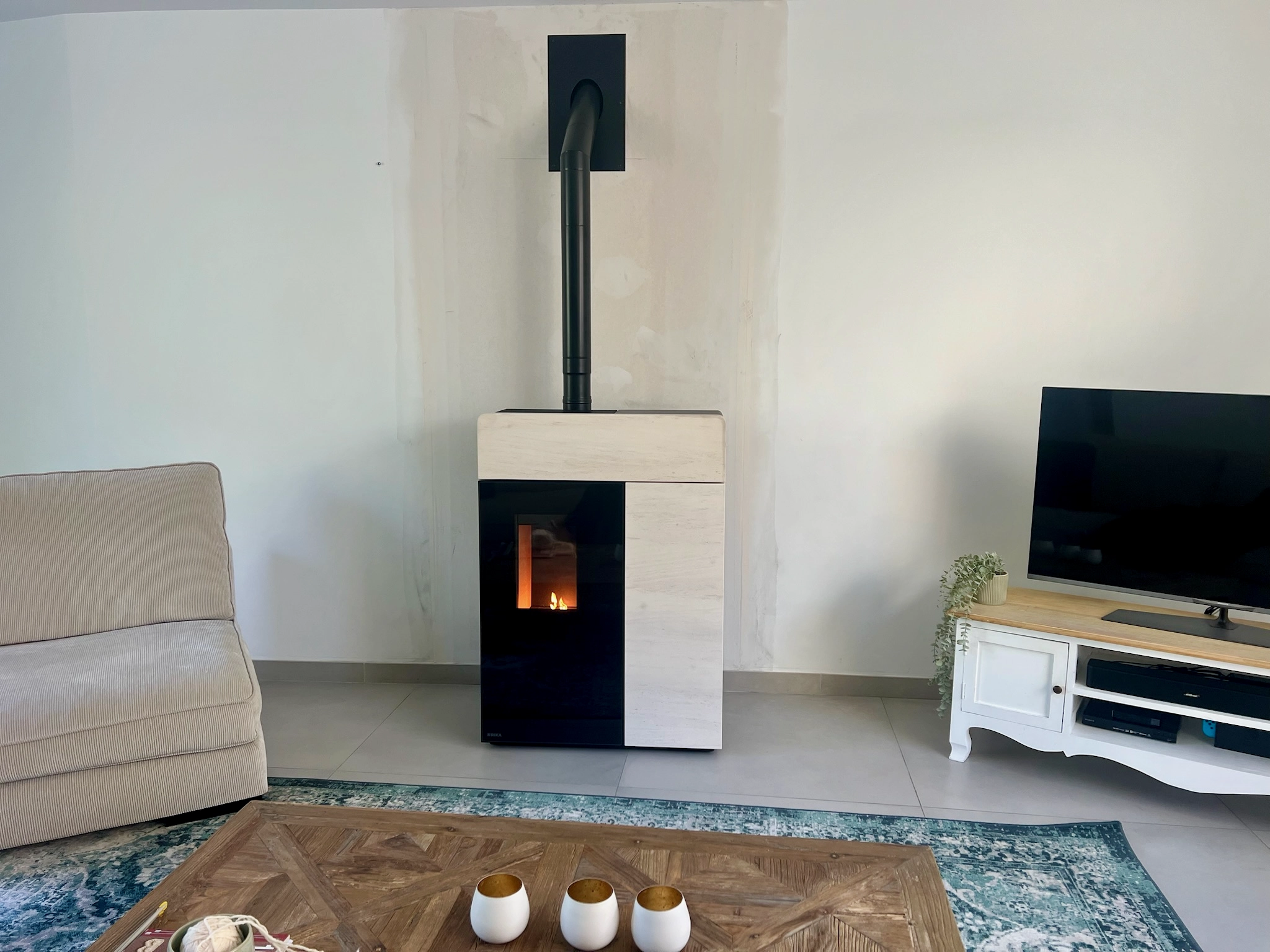Pose d’un poêle à granulés RIKA DOMO noir et blanc en Normandie