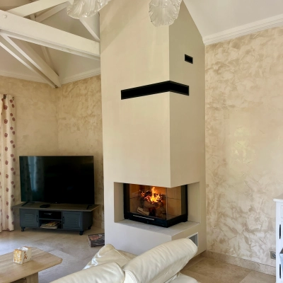 Installation d’une cheminée à bois Totem Fire Latéral 800 dans le Calvados